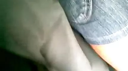 Chồng đút con chó cái của phim sex les nhật mình vào vòng hoa trong bóng tối và xuất tinh vào âm đạo.