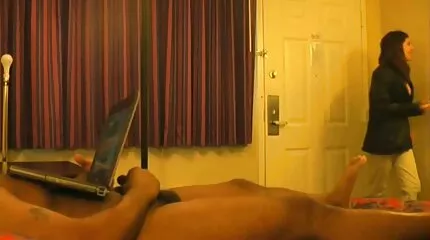 Cởi quần áo và nằm xuống bên clip sex moi nhat cạnh.