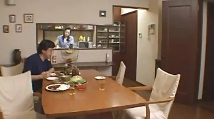Một gã ăn mày đụ một cô bán hàng béo trong một cửa phim sex ngoai tinh moi nhat hàng.