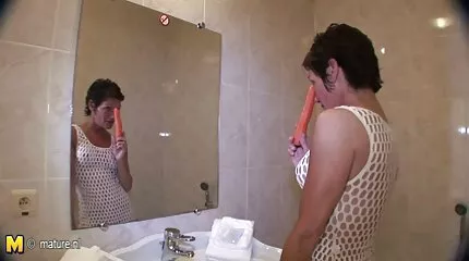 Milf muốn sex nhật ko che cảm nhận con gà trống bên trong âm đạo squelching của cô ấy.