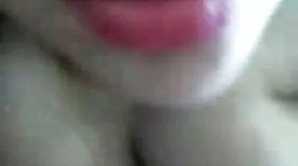 Hai vợ chồng xếch nhật bản ổn định vào phòng ngủ trên giường.