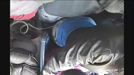 Những tên côn đồ xé cô gái nhỏ nhắn Piper Perri vào những cái phím sex nhat ban lỗ hẹp.