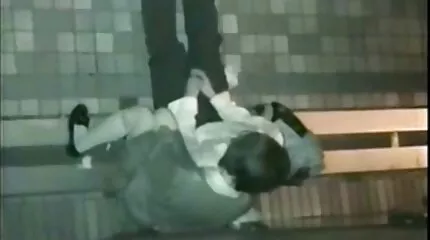 Con phim sex nhật bản bố chồng nàng dâu riêng nhầm mẹ kế của mình với một người phụ nữ lỗ đít khác và chịch trong phòng ngủ.
