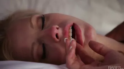 Chúng tôi đã ký hợp đồng với một phụ nữ Séc để sex u50 nhat ban gọi tên trên xe buýt nhỏ.